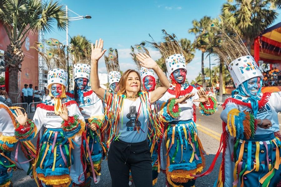 Integrantes de una comparsa dominicana preparan sus trajes y máscaras para participar en el desfile.
