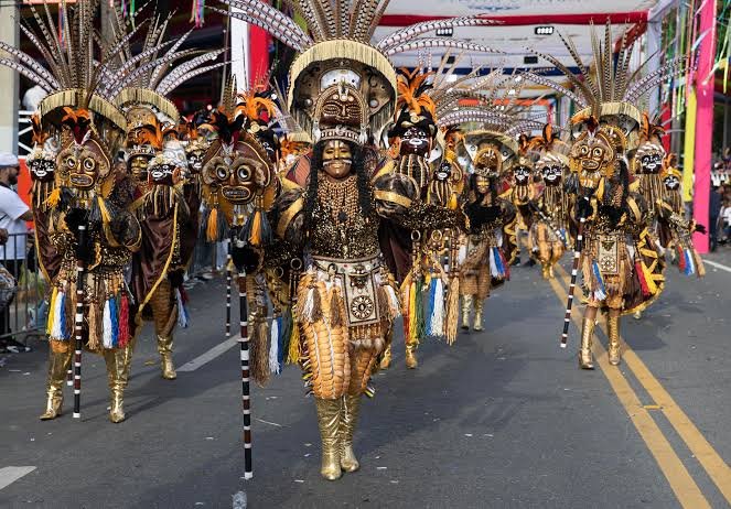 Comparsas de distintas regiones participan en el Desfile Nacional del Carnaval en Santo Domingo.