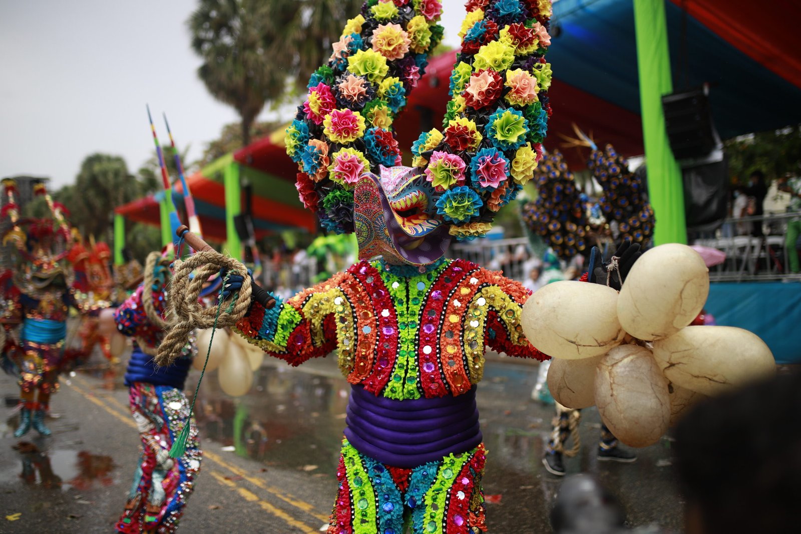 Comparsa con traje colorido durante el Desfile Nacional del Carnaval en el Malecón de Santo Domingo.